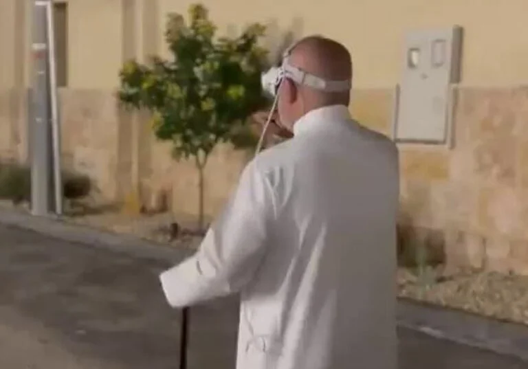 فيديو طريف لمُسن سعودي استخدم نظارات آبل لأول مرة وتمشى بها في شوارع الرياض 